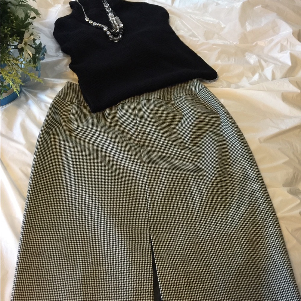 Harve’ Benard Black/Cream Houndstooth skirt.