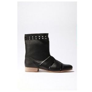 A.P.C. MADRAS Black Booties