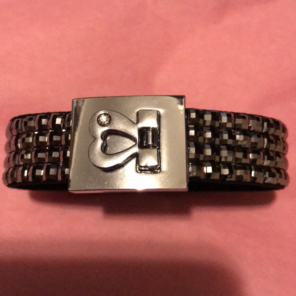 Pewter bracelet with heart latch