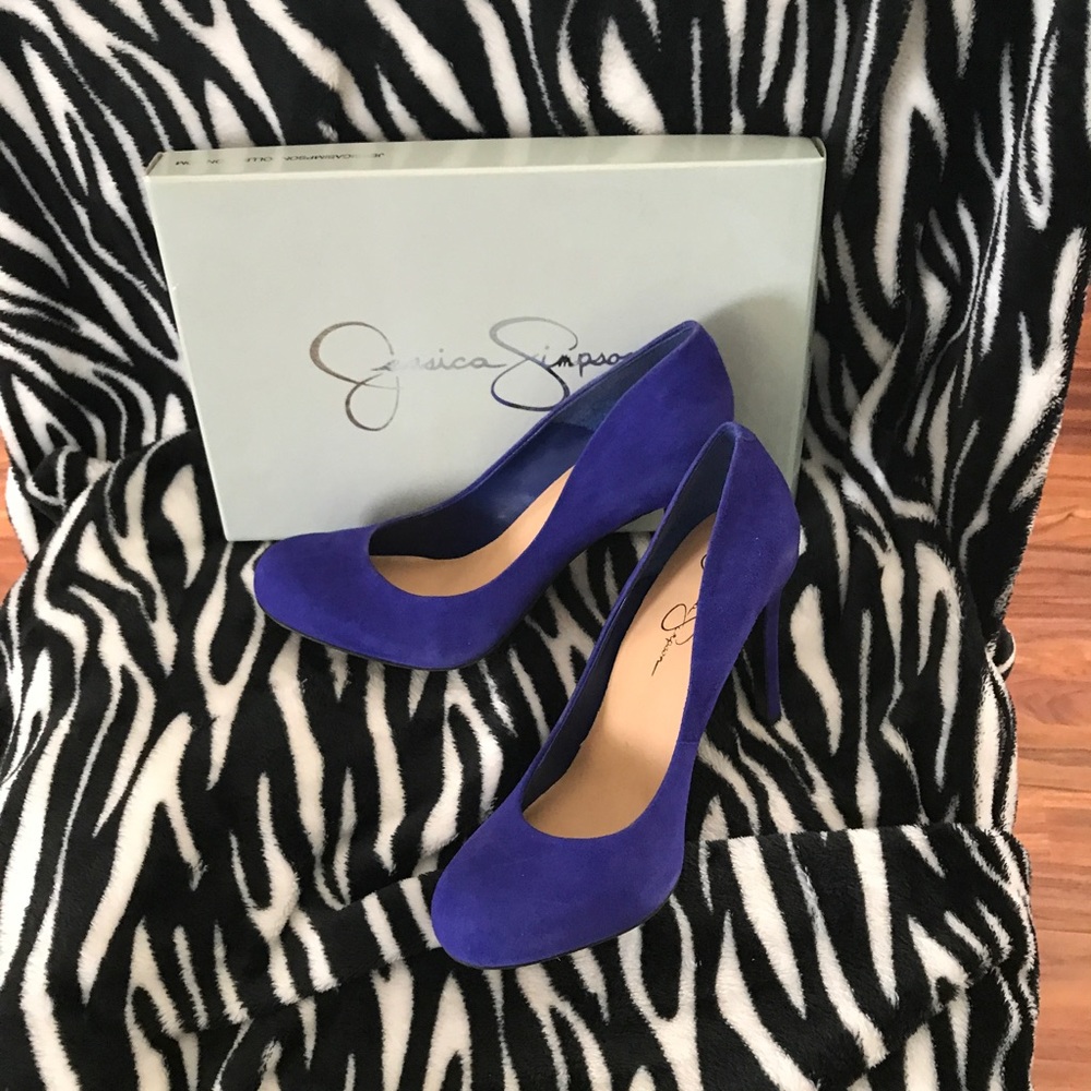 Blue pumps