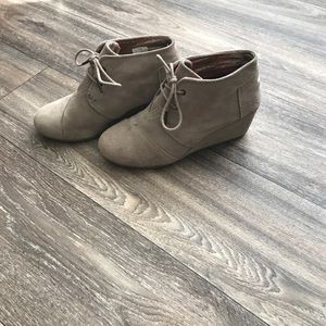 Toms suede wedges