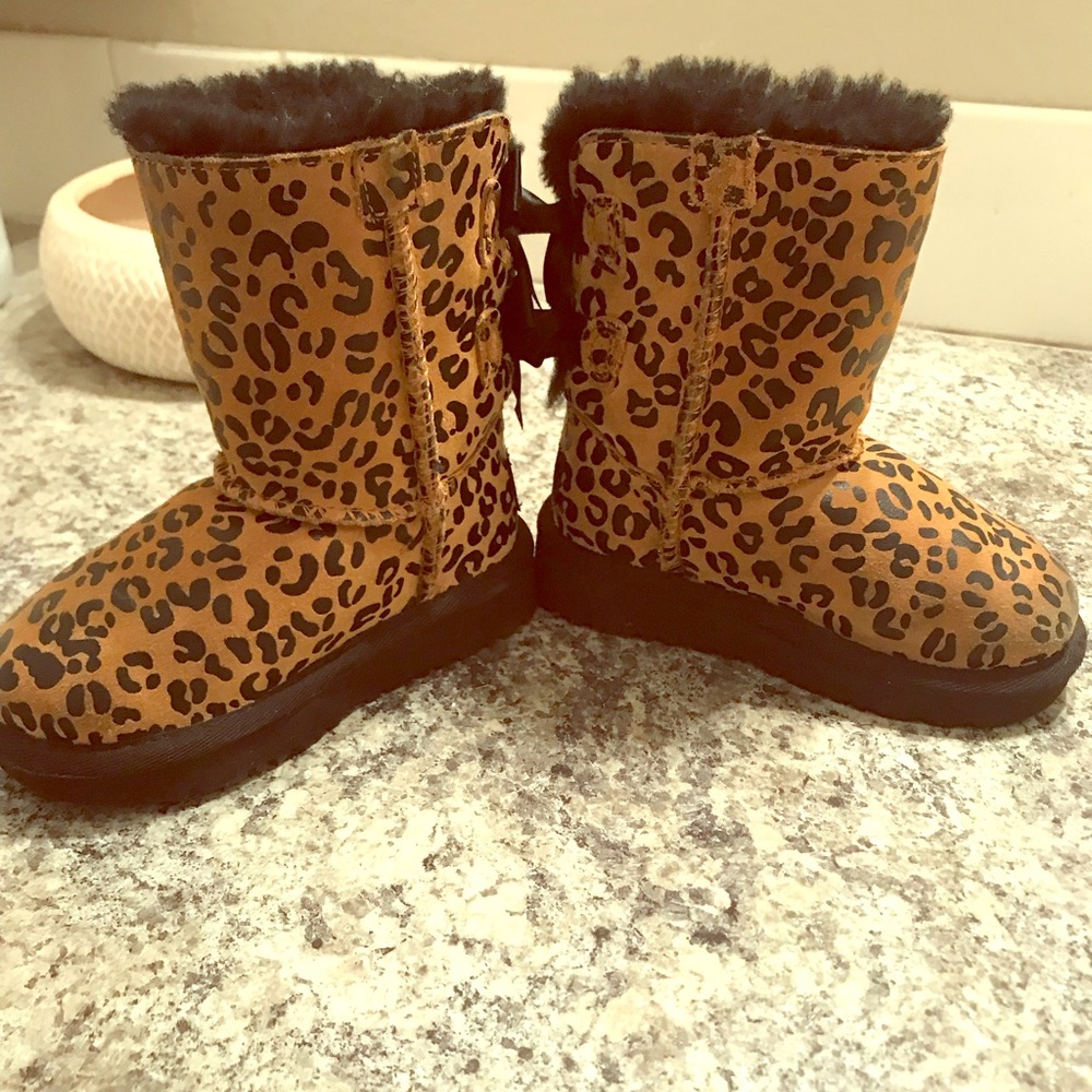 Toddler bow back Ugg’s