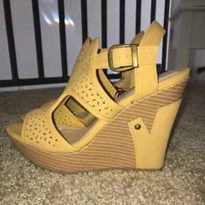 NWT Mustard-Yellow Faux Wood Wedges Sz 7.5