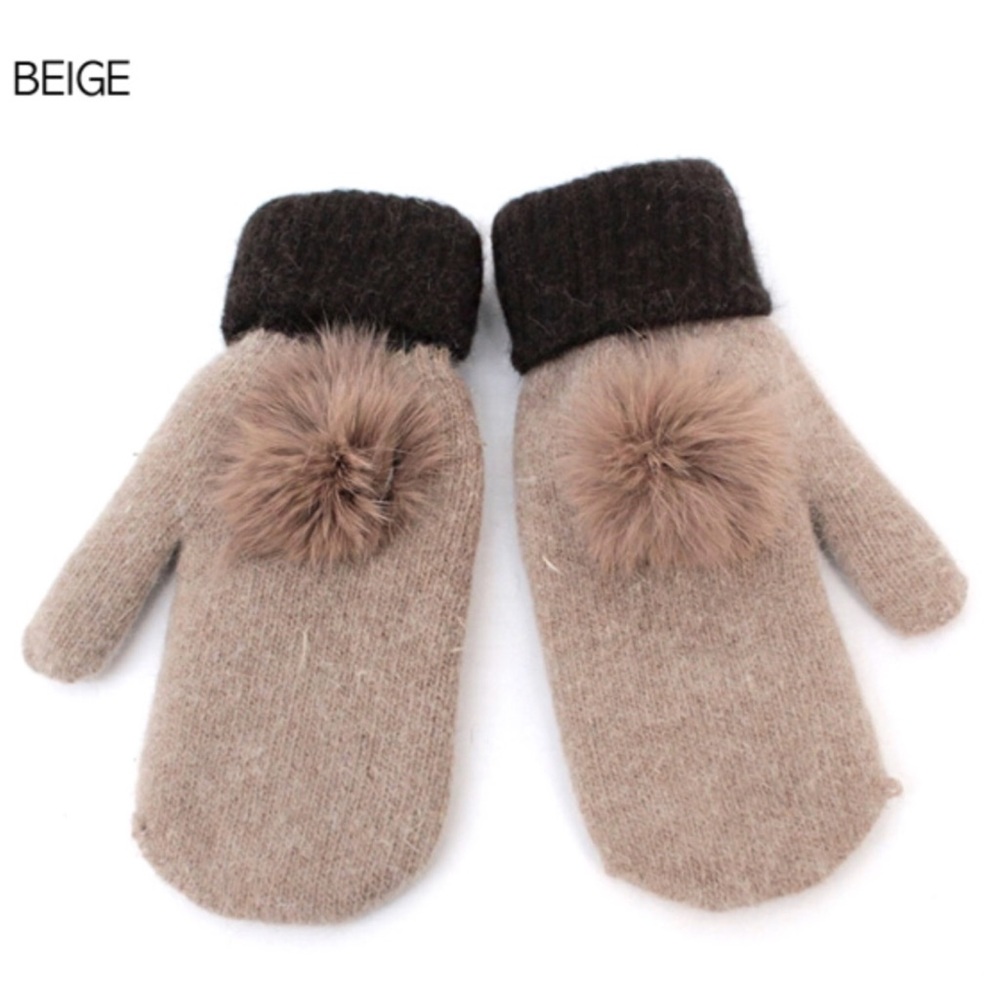 🆕🌸 Fur Pom Pom Mittens