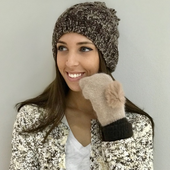 🆕🌸 Fur Pom Pom Mittens - Picture 2 of 8