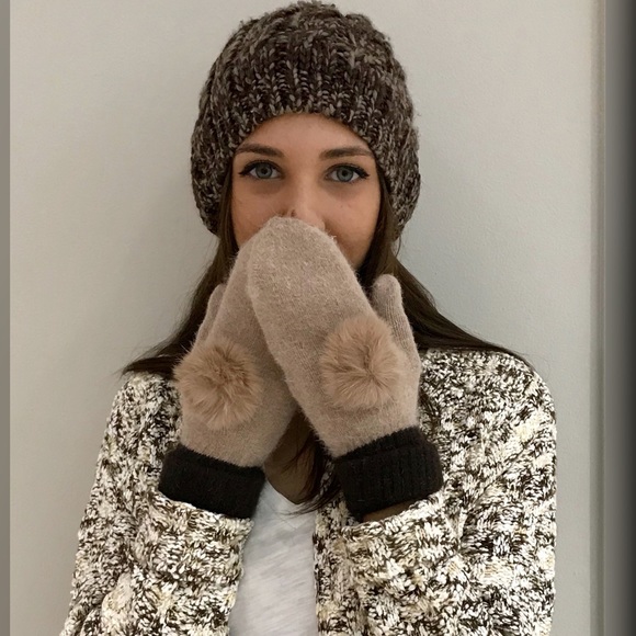 🆕🌸 Fur Pom Pom Mittens - Picture 3 of 8