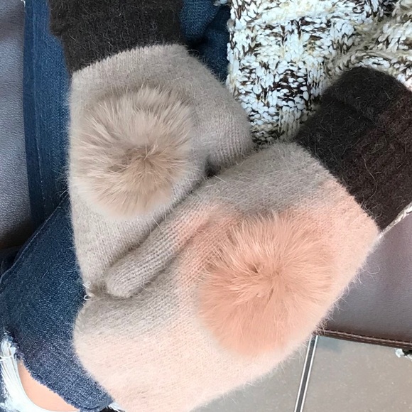 🆕🌸 Fur Pom Pom Mittens - Picture 4 of 8