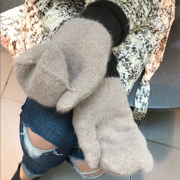 🆕🌸 Fur Pom Pom Mittens - Picture 5 of 8