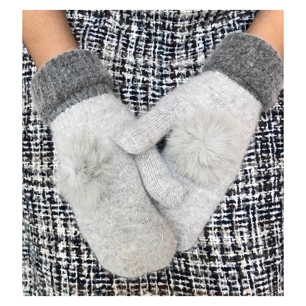 🆕🌸 Heather Grey Fur Pom Pom Mittens