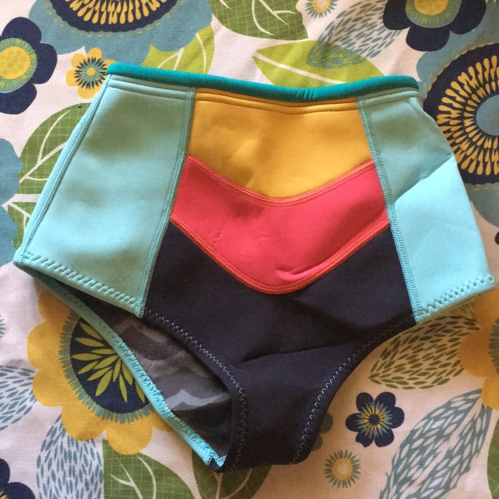 Size 2 Billabong Vintage Short SurfCapsule Wetsuit