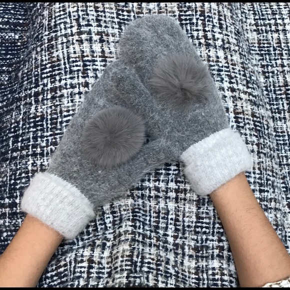 🆕🌸 Charcoal Grey Fur Pom Pom Mittens - Picture 3 of 7