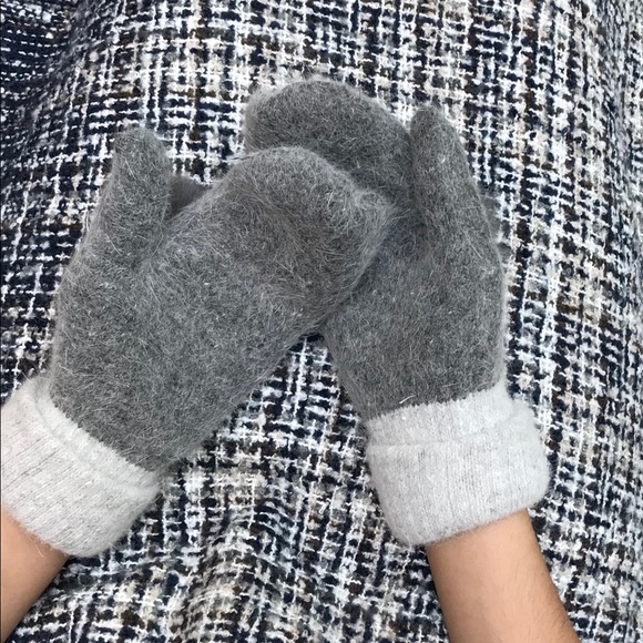 🆕🌸 Charcoal Grey Fur Pom Pom Mittens - Picture 4 of 7