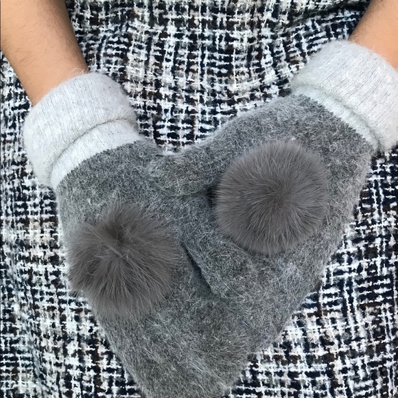 🆕🌸 Charcoal Grey Fur Pom Pom Mittens - Picture 5 of 7