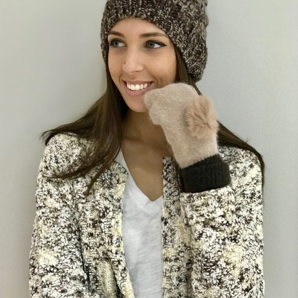 🆕🌸 Charcoal Grey Fur Pom Pom Mittens - Picture 2 of 7