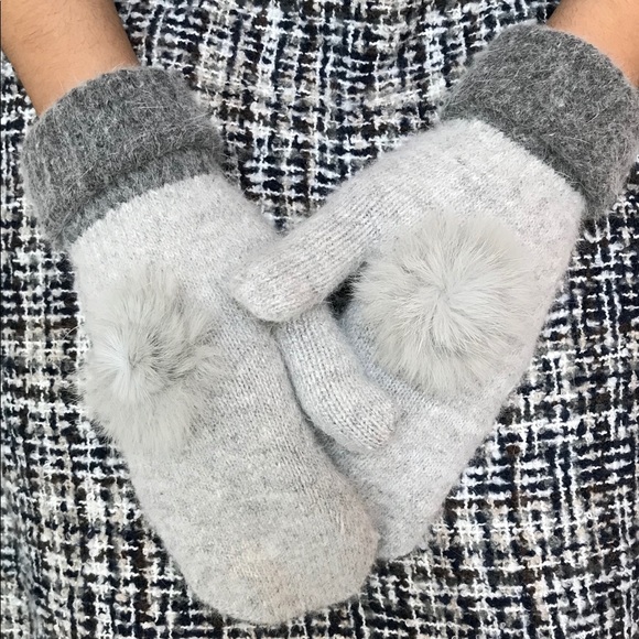 🆕🌸 Charcoal Grey Fur Pom Pom Mittens - Picture 6 of 7