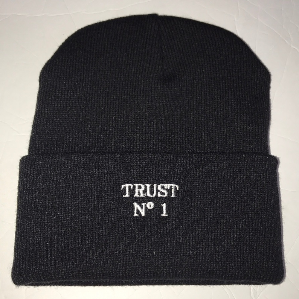 Trust No 1 beanie black