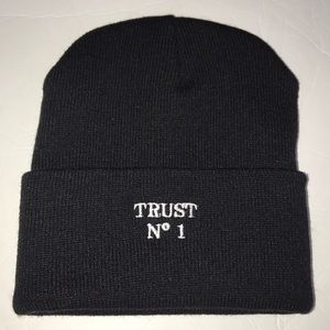 Trust No 1 beanie black