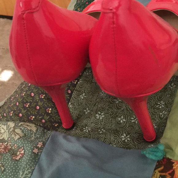 Guess HOT pink shoe - Picture 2 of 2