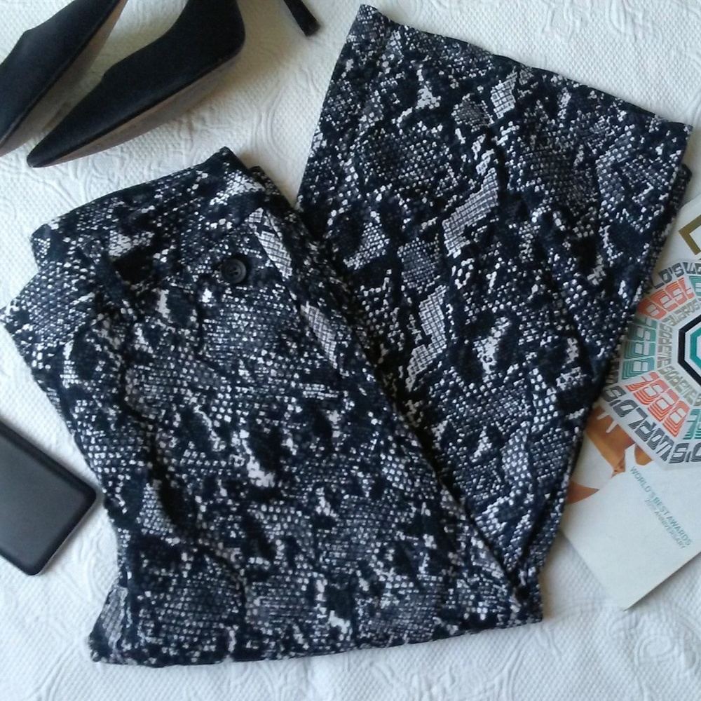 I.N.C. Snakeskin Print Pattern Detail Capri Pants