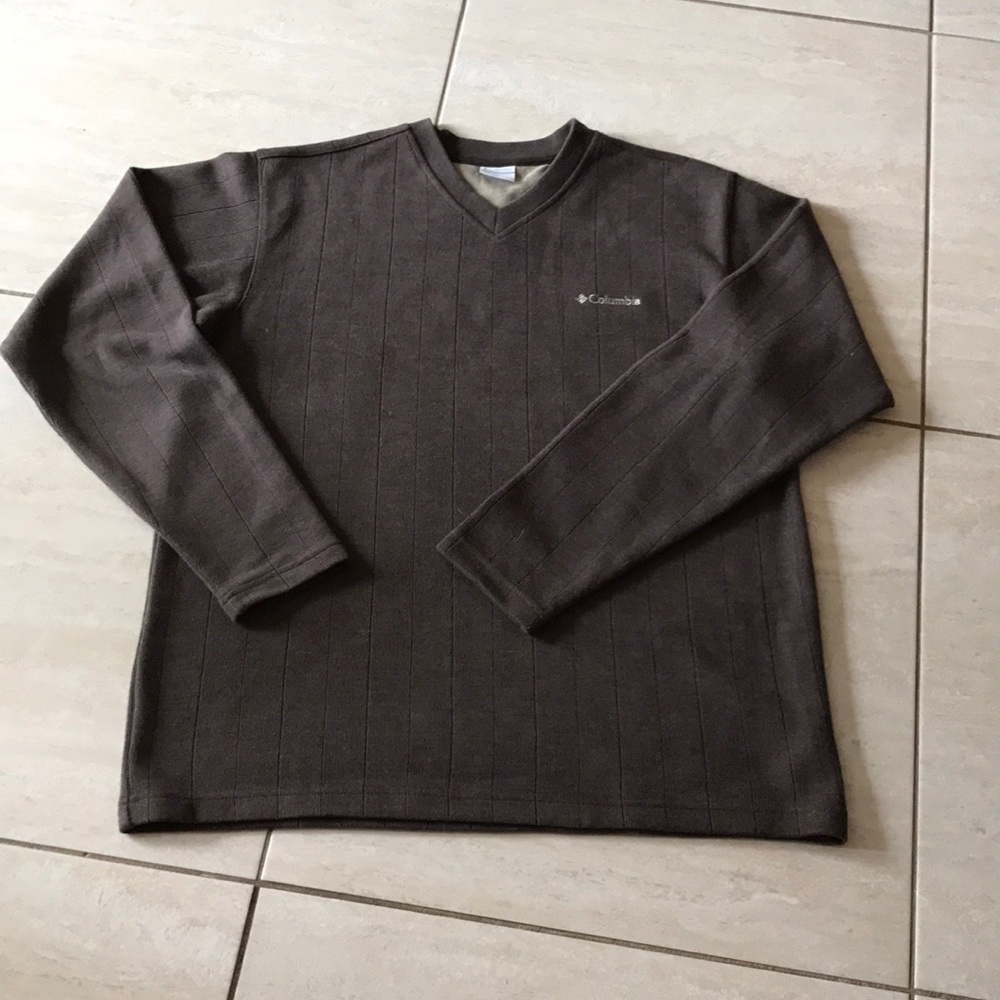 Men's Columbia light sweater.