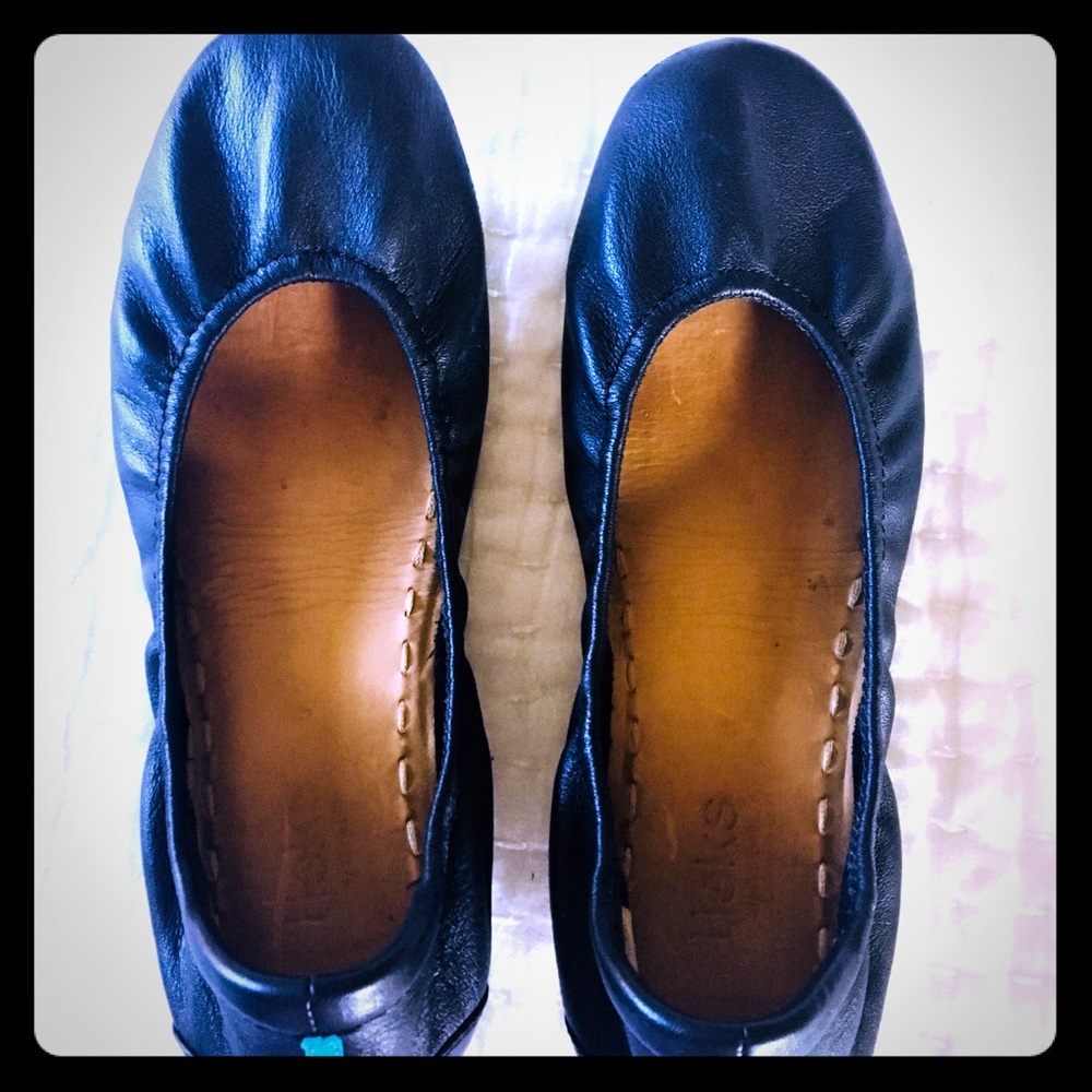 Nearly New Matte Black Tieks