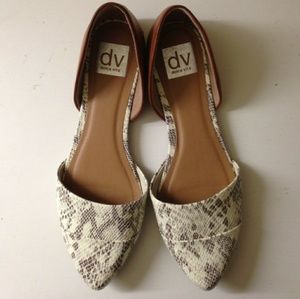 Pointy Dolce Vita snake look flats