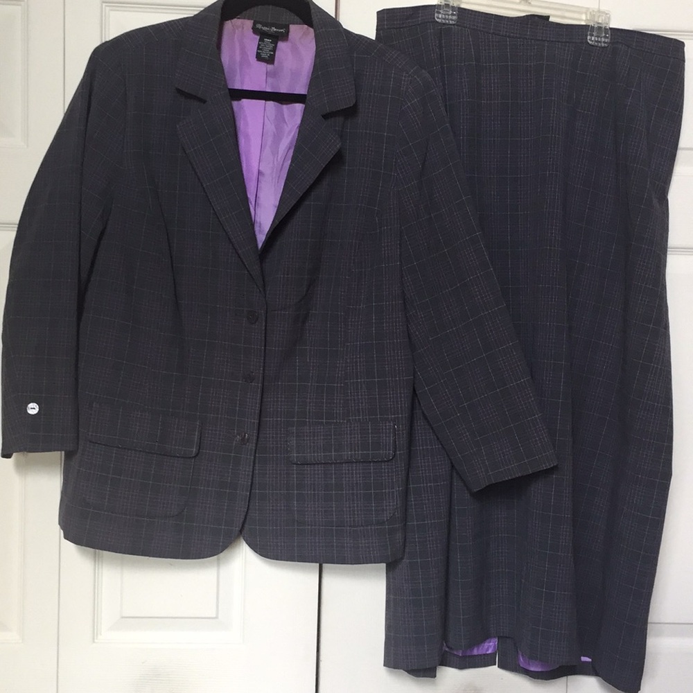 Maggie Barnes suit size 18wp