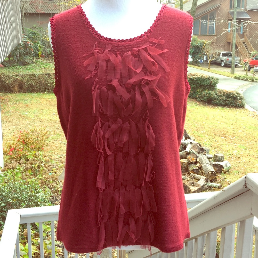 Sleeveless sweater top with fringe front