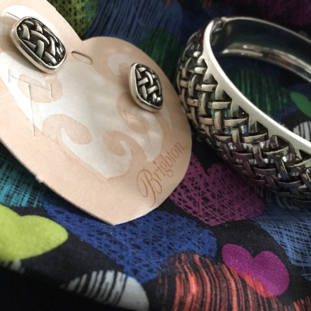 The perfect gift: matching earrings & bracelet!