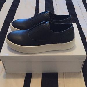 Steve Madden Passive Black