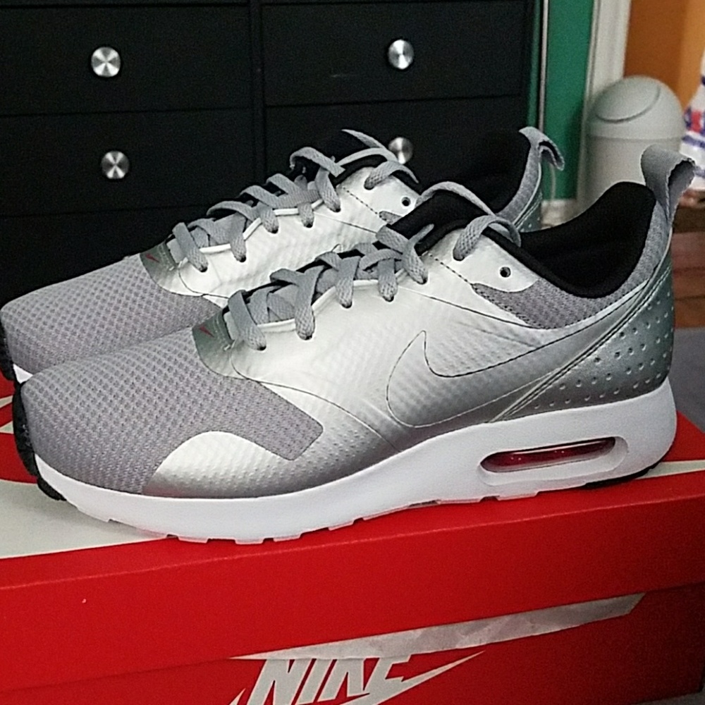 NIB Nike Air Max Tavas metallic silver