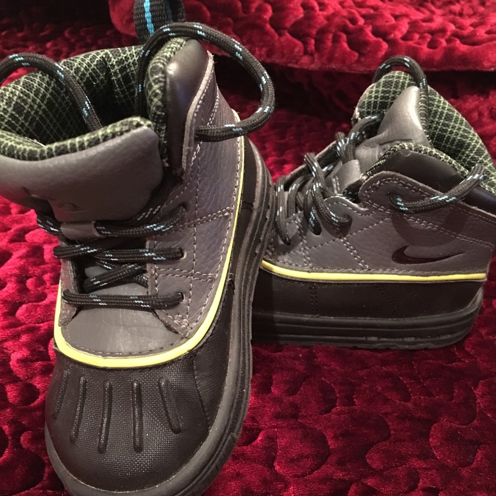 Nike toddler boots