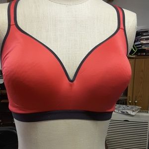 BNWOT Maidenform sports bra 40D