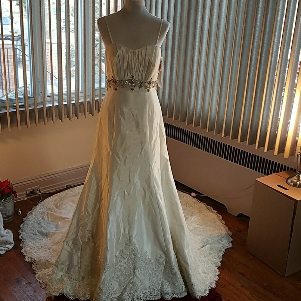 Brand New Allure Bridal Wedding Gown #8605