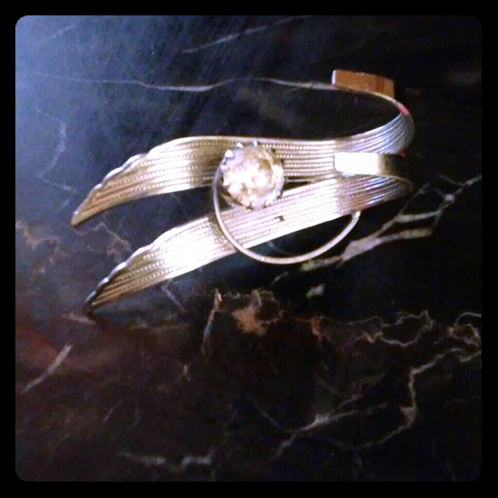 Antique silver brooch with 💎