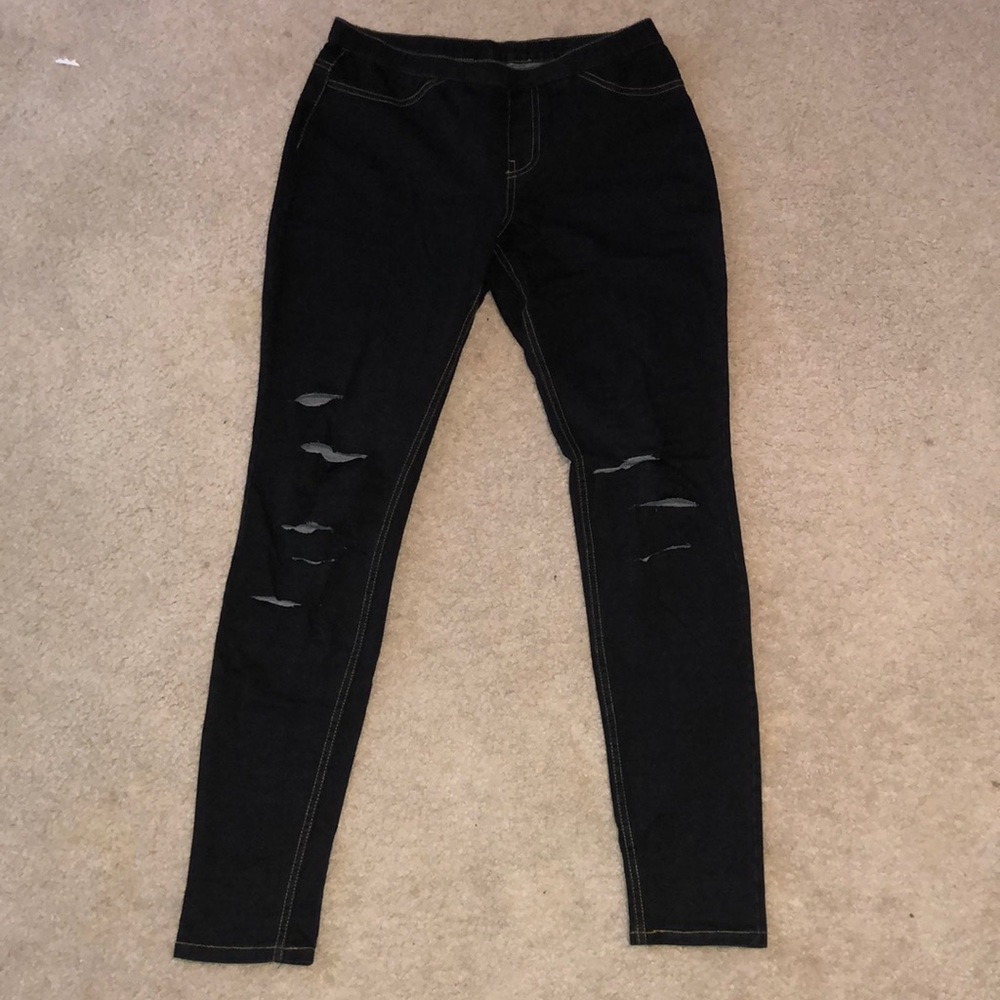 Hue jeggings with rips on the front knee