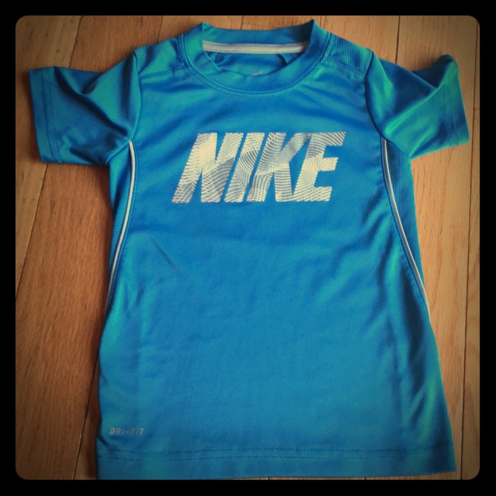 Nike boys tee