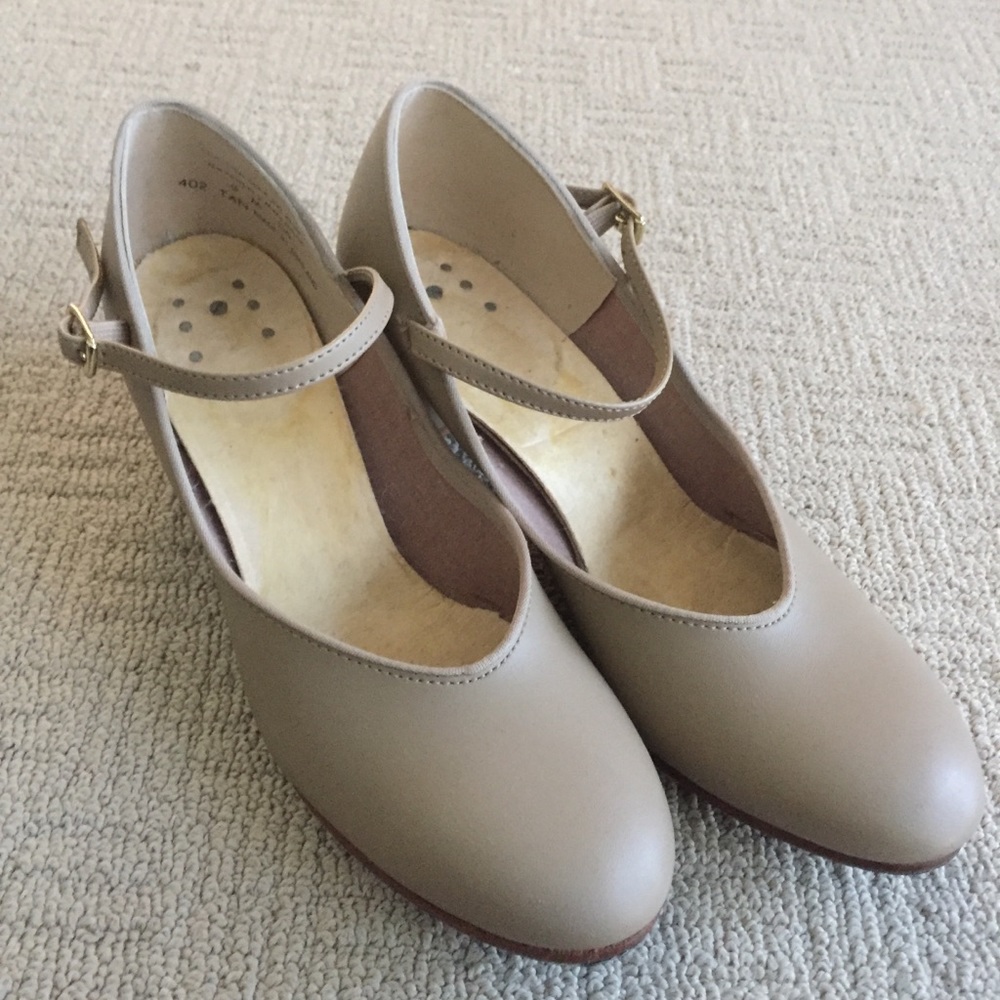 NWOB Capezio Character shoes w/ taps