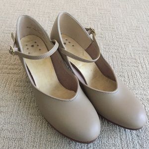 NWOB Capezio Character shoes w/ taps