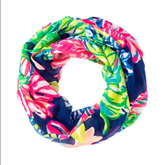 *SOLD*Lilly Pulitzer Travelers Palm Infinity Scarf - Picture 1 of 3