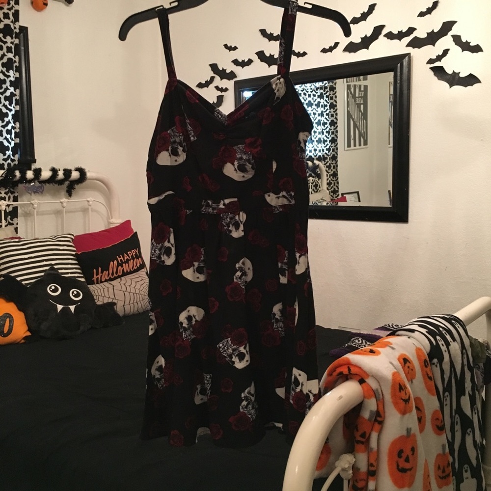 Black dress with skulls and red roses