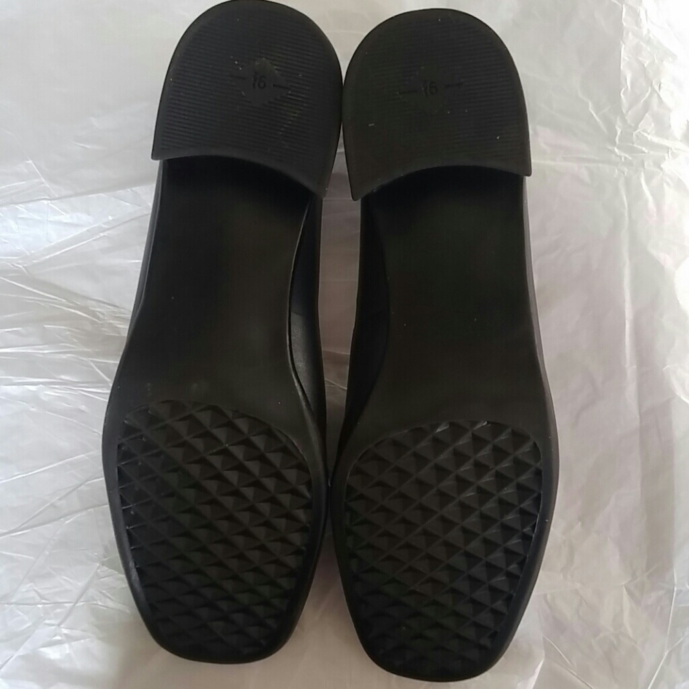 Shoes - Picture 5 of 8