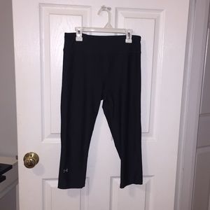 UNDER ARMOR BLACK CROPPED LEGGINGS