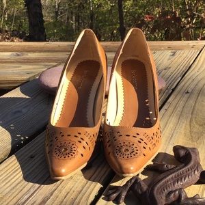 Liz Claiborne Leather Pumps