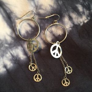Super cute peace earrings ✌️