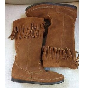 Minnetonka boots- single fringe layer