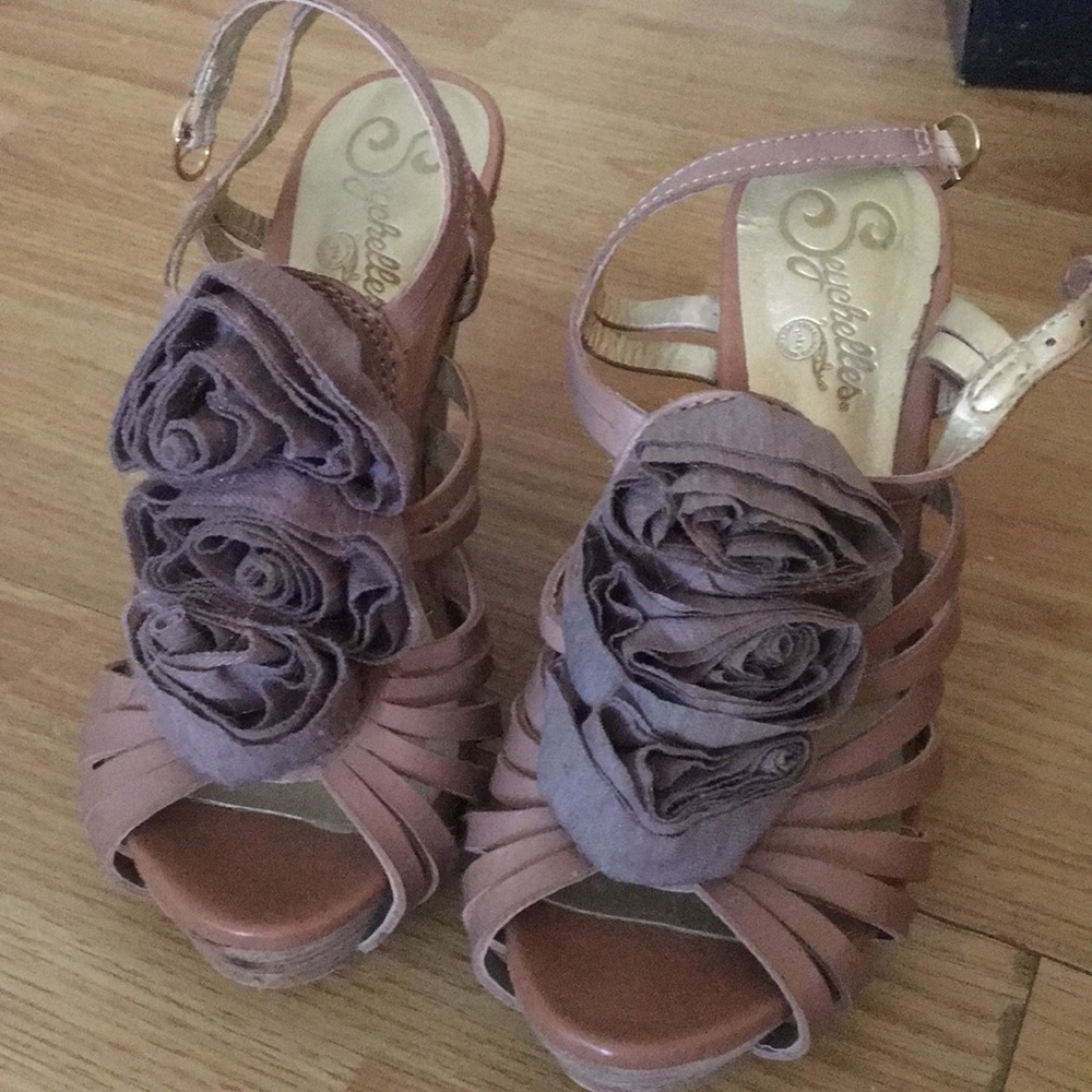 Seychelles wedges with rose accent