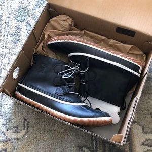 Sorel “Out n About” Leather Bootie | Black & White