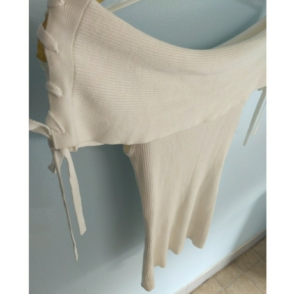 Express- Off The Shoulder Top - Picture 4 of 6