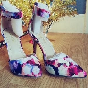 Stylish floral print strappy heels 👠 😍